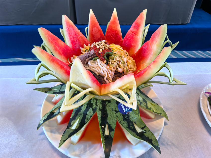 參賽選手制作好的冷面。人民網(wǎng)記者 王海躍攝