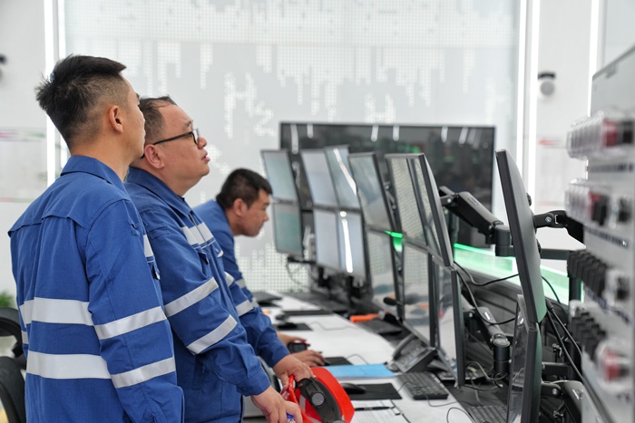 工作人員在大安市風(fēng)光制綠氫合成氨一體化示范項目中心控制室分析數(shù)據(jù)。人民網(wǎng)記者 李洋攝