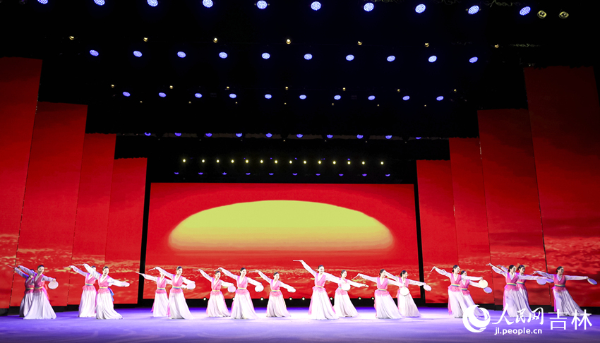 開幕式以朝鮮族歌舞開場。人民網記者 王海躍攝