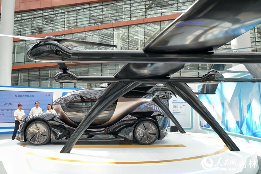 中國一汽創新成果匯報展紅旗“天輦1號“飛行汽車。人民網記者 李洋攝