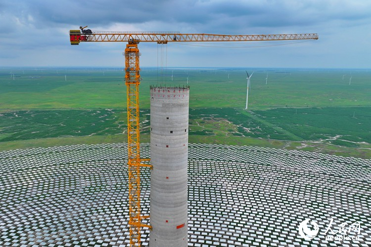 項目現(xiàn)場,工人們正在對233米高的吸熱塔進行收尾建設(shè)。人民網(wǎng)記者 李洋攝