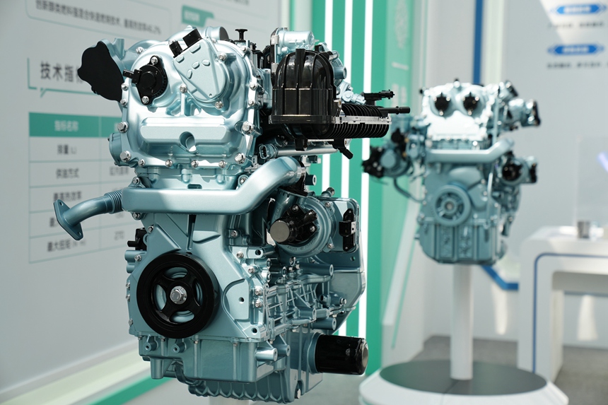 中國(guó)一汽創(chuàng)新成果匯報(bào)展上的各式自主研發(fā)的發(fā)動(dòng)機(jī)。人民網(wǎng)記者 李洋攝