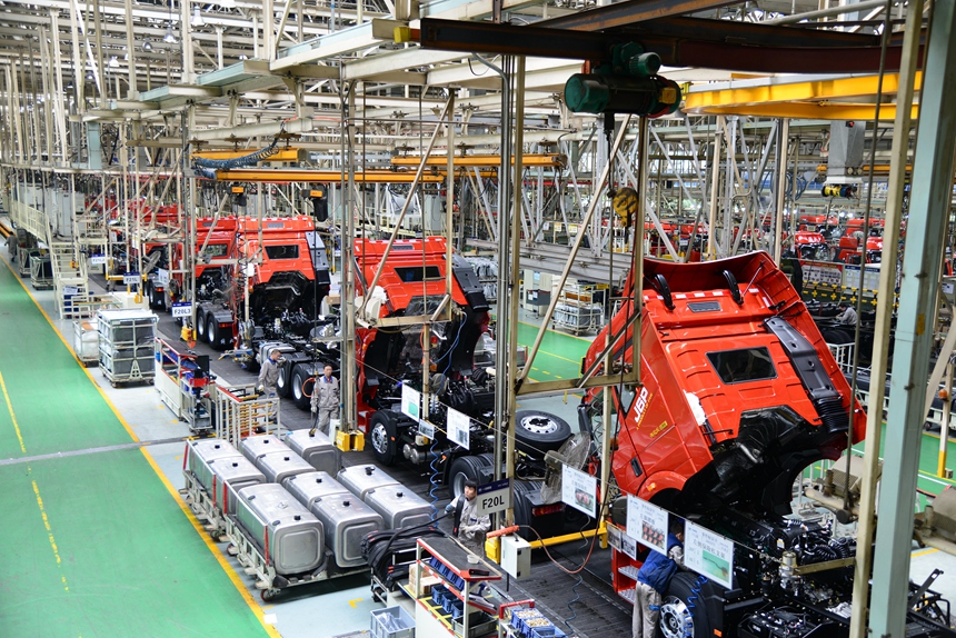 一汽解放卡車廠總裝車間,工人在緊張忙碌著。人民網(wǎng)記者 李洋攝