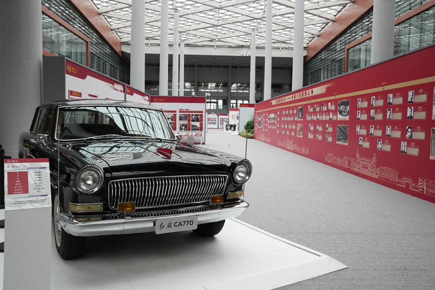 中國一汽NBD總部展示的紅旗禮賓用車。人民網(wǎng)記者 李洋攝