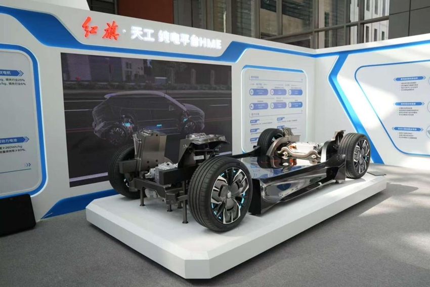 中國一汽創新成果匯報展上的“紅旗·天工”純電平臺HME。人民網記者 李洋攝