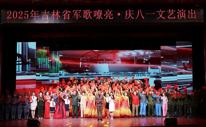 全場(chǎng)齊唱《歌唱祖國(guó)》