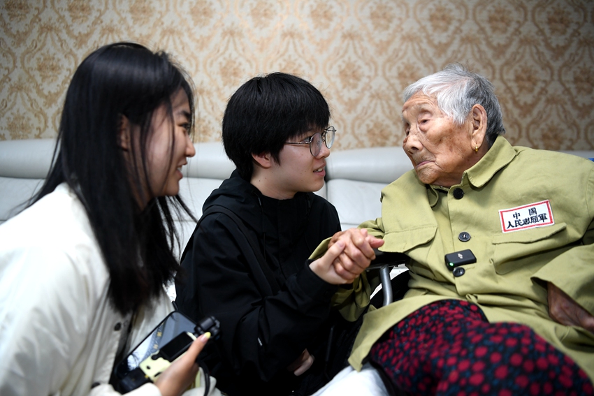 抗戰老兵郭先聰和青年人交流