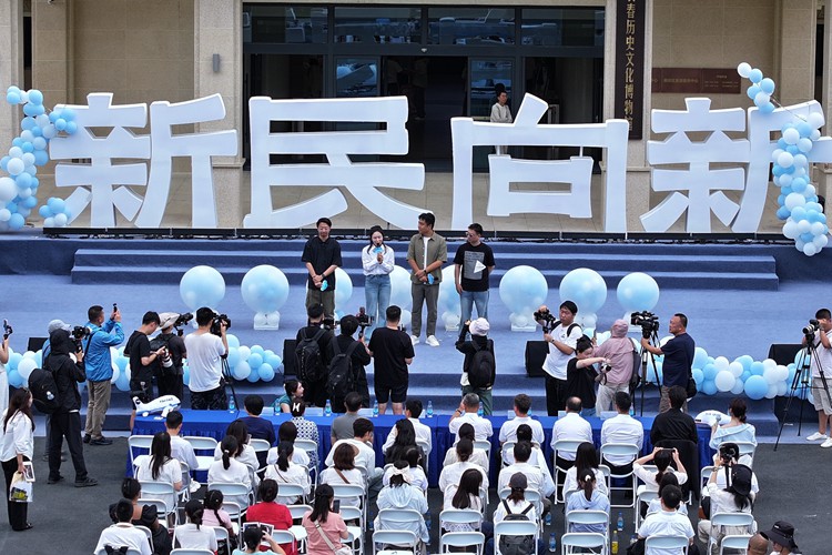 該劇主創(chuàng)團(tuán)隊(duì)。人民網(wǎng)記者 李洋攝