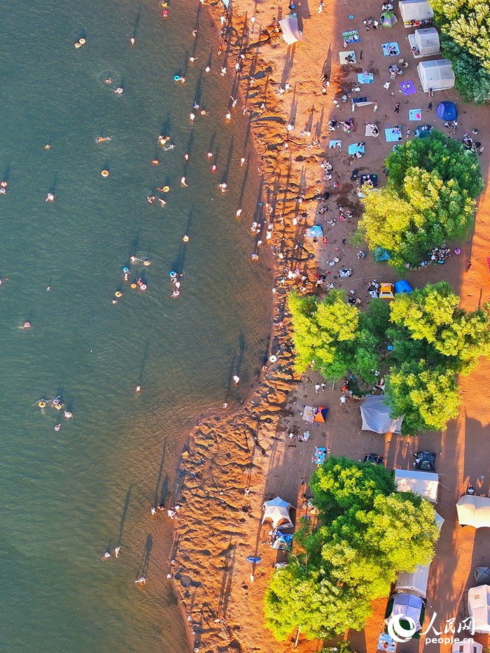 清爽夏日，游客在長春南湖金沙灘戲水游玩盡享清涼。人民網記者 李洋攝