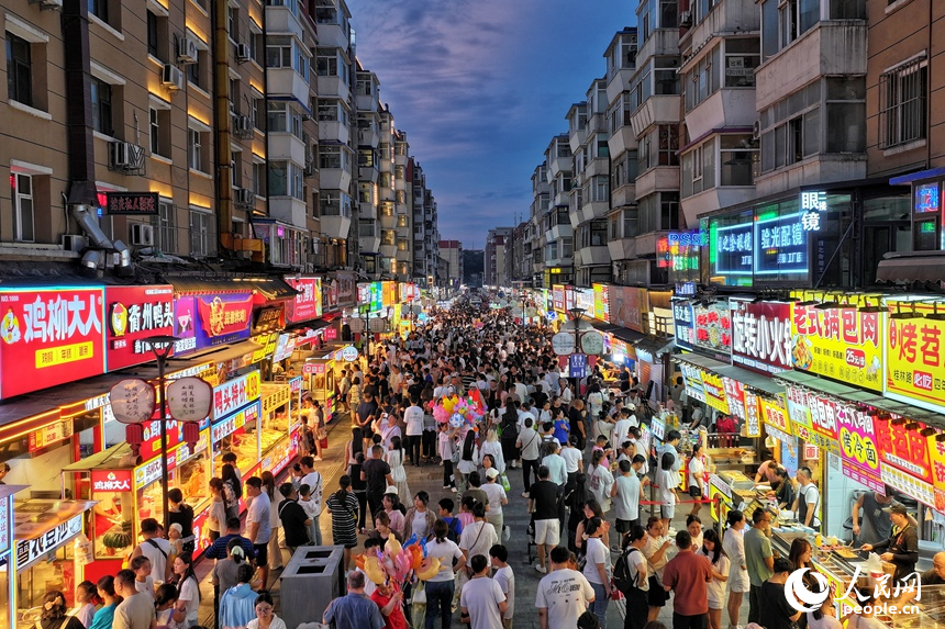 清涼舒適的夏夜，長春桂林路美食街人潮涌動。人民網記者 李洋攝