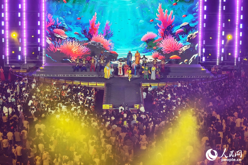 清爽夏夜，游客在長春“西游主題樂園”觀看表演。人民網記者 李洋攝