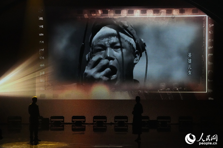 （4）開幕式上重現長春電影制片廠經典影片片段。人民網記者 李洋攝