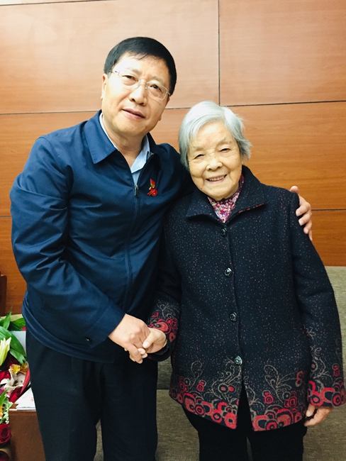 寧鳳蓮看望“全國道德模范”“最美奮斗者”龔全珍合影