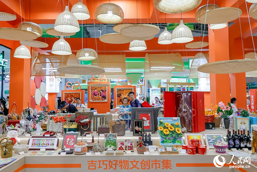 “吉林巧姐”吉巧好物文創(chuàng)市集。人民網(wǎng)記者 李洋攝