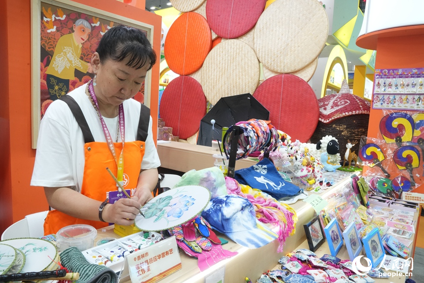 “巧姐”在展區中創作。人民網記者 李洋攝