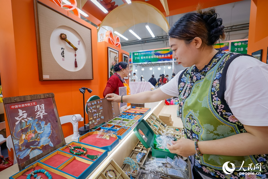 一名“巧姐”在展區布展。人民網記者 李洋攝