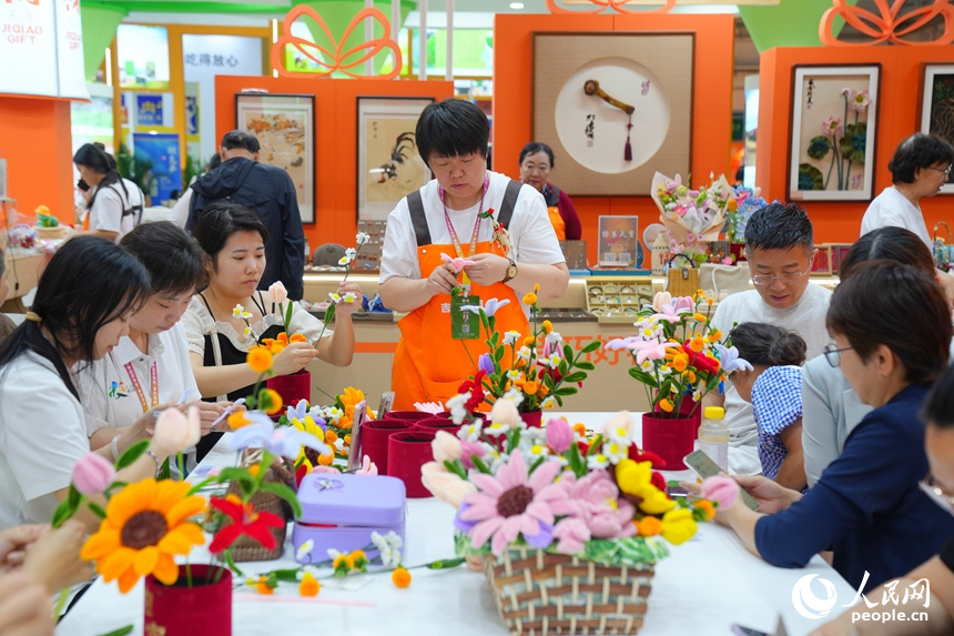 在“吉林巧姐”的耐心指導下，游客化身“一日巧匠”，感受手作的樂趣。人民網記者 李洋攝