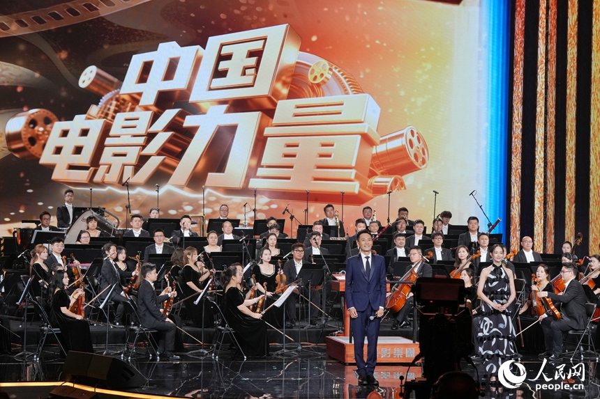 本屆電影節(jié)電影大使劉燁、形象大使張鈞甯講述《沃土為箋，光影成詩》。人民網(wǎng)記者 李洋攝