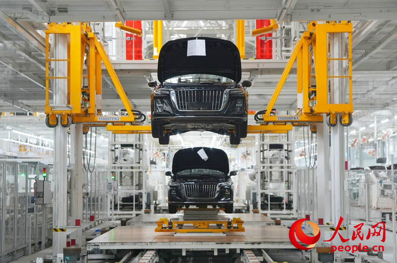 一汽紅旗繁榮工廠總裝車間裝配線。人民網記者 李洋攝