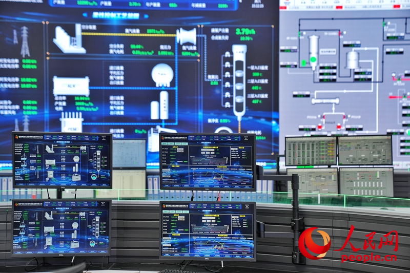 大安吉電綠氫合成氨一體化示范項目中央控制室。人民網記者 李洋攝