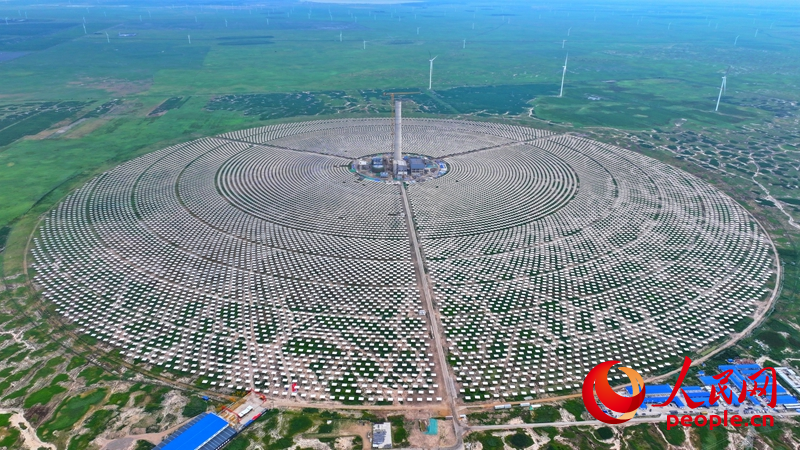 7月26日,吉西基地魯固直流140萬千瓦外送項目1單元光熱100MW工程正加緊施工。人民網記者 李洋攝