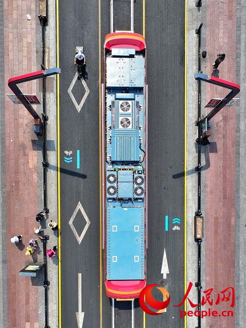 5月29日,由中車長客制造的氫能源文旅有軌列車“氫春號”在長春街頭亮相。人民網記者 李洋攝