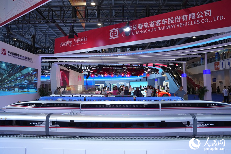 本屆博覽會“現代化產業館”上展示的高鐵列車。人民網記者 李洋攝