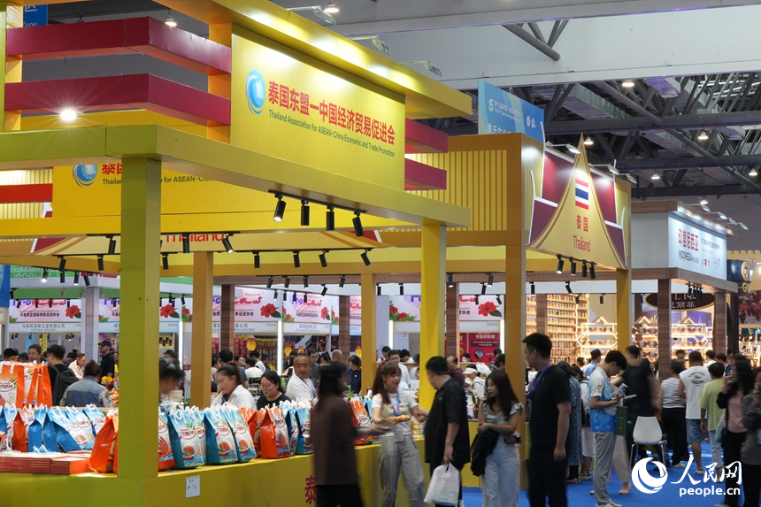 8月28日，參觀者在第十五屆中國—東北亞博覽會現場選購特色商品。人民網記者 李洋攝