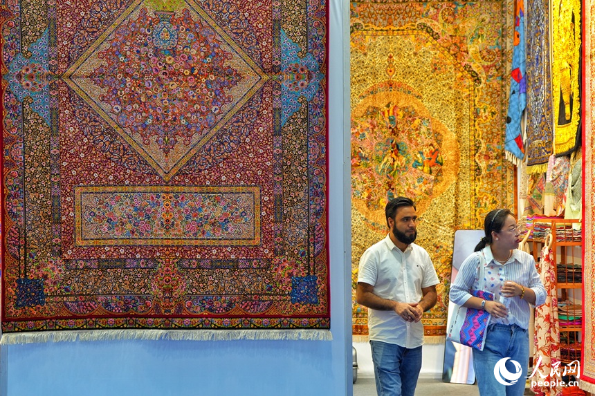 8月28日，參觀(guān)者在第十五屆中國(guó)—東北亞博覽會(huì)現(xiàn)場(chǎng)選購(gòu)特色商品。人民網(wǎng)記者 李洋攝