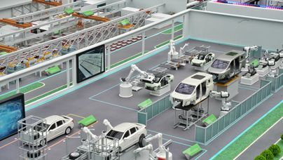 行進(jìn)中國(guó) | 給汽車“智造”裝上AI引擎輕點(diǎn)手機(jī)屏幕，線上完成專屬愛(ài)車的個(gè)性化配置，2秒鐘，數(shù)據(jù)到達(dá)生產(chǎn)車間……靜默的數(shù)字化變革高效啟動(dòng)。在中國(guó)一汽的生產(chǎn)車間實(shí)時(shí)匯聚，全部流程均可實(shí)現(xiàn)智能化驅(qū)動(dòng)。