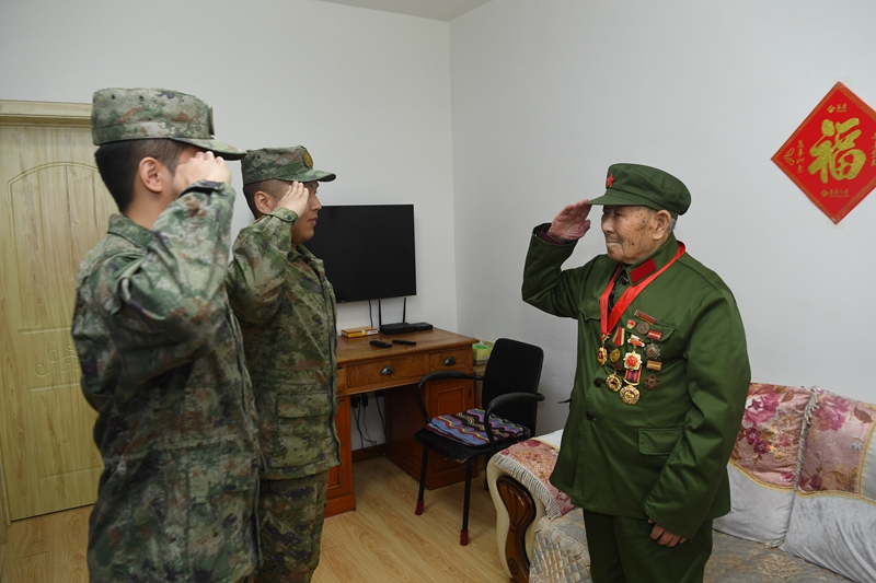 部隊(duì)官兵看望抗戰(zhàn)老兵張學(xué)芝