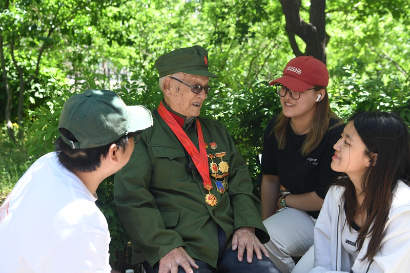 抗戰(zhàn)老兵孟繁德給年輕人講述自己崢嶸歲月