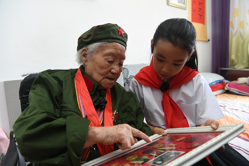 抗戰(zhàn)老兵陳茂芳為小學(xué)生講述自己抗戰(zhàn)經(jīng)歷