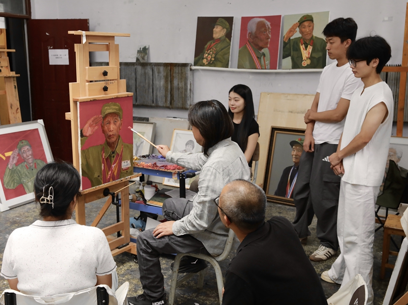長(zhǎng)春師范大學(xué)美術(shù)學(xué)院師生正在圍繞抗戰(zhàn)老兵事跡進(jìn)行藝術(shù)創(chuàng)作