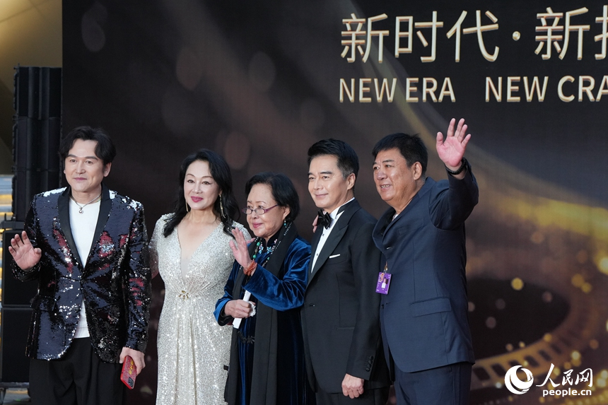 電影《人質列車》劇組走上電影節閉幕紅毯。人民網記者 李洋攝