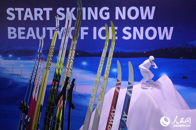 開放合作館展示的新型冰雪裝備。人民網(wǎng)記者 李洋攝