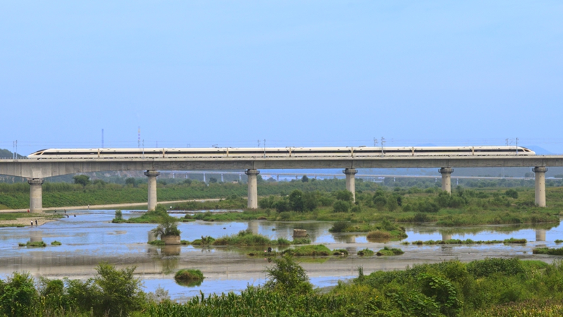 沈陽北站發出的第一趟模擬載客試運行列車。夏子政攝
