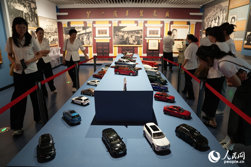 觀眾在“搖籃風(fēng)采”展區(qū)了解新中國汽車工業(yè)發(fā)展的歷史。人民網(wǎng)記者 李洋攝