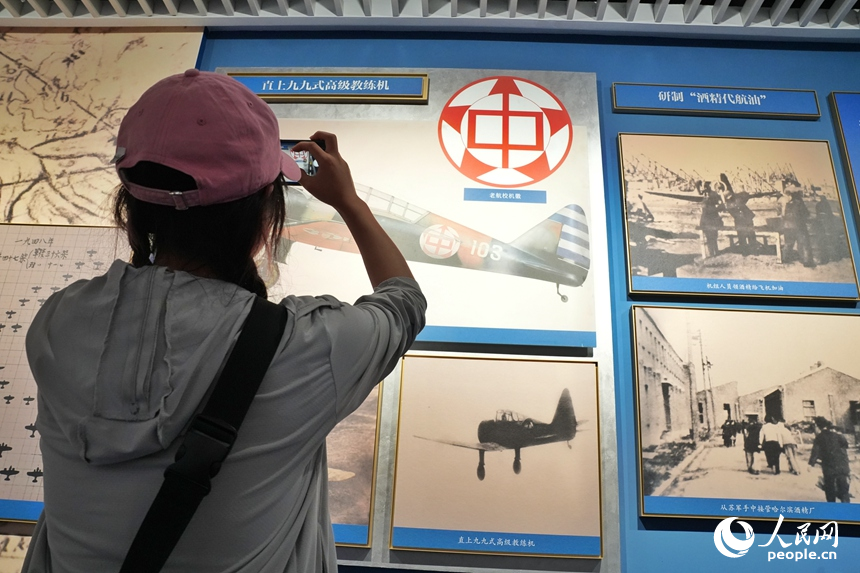 觀眾在“搖籃風(fēng)采”展區(qū)學(xué)習(xí)新中國航空事業(yè)發(fā)展的歷史。人民網(wǎng)記者 李洋攝