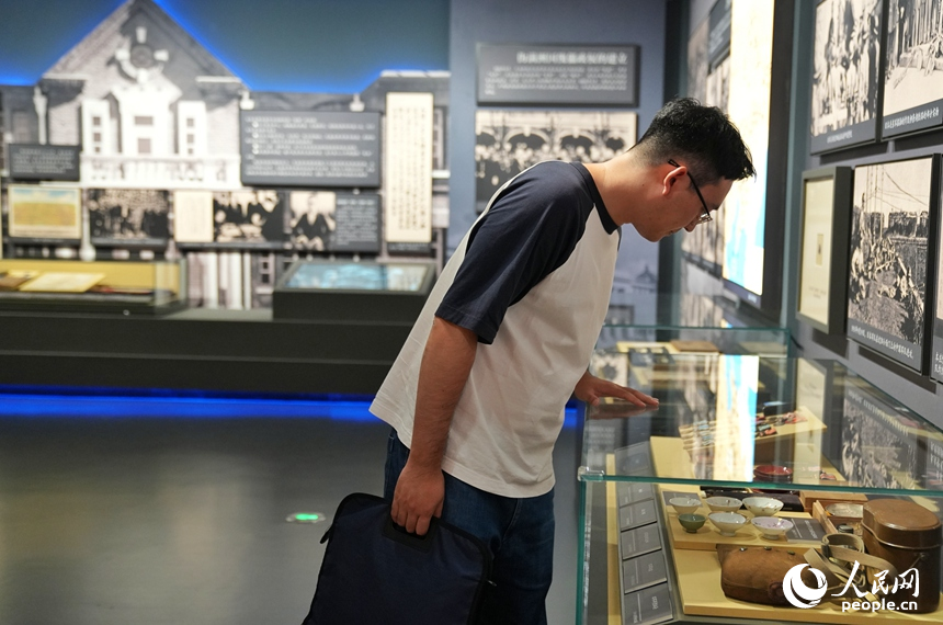 觀眾在展館內(nèi)參觀。人民網(wǎng)記者 李洋攝