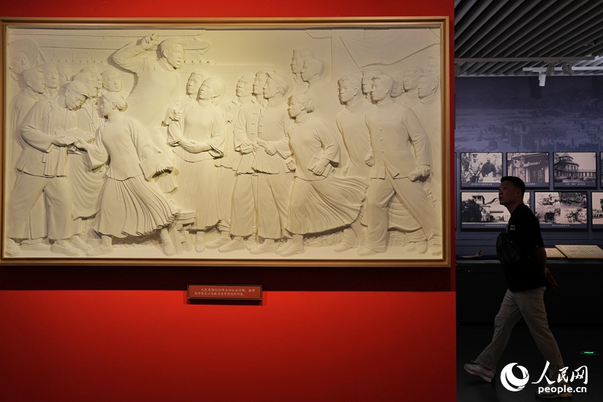 觀眾在展館內(nèi)參觀。人民網(wǎng)記者 李洋攝