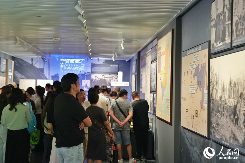 開(kāi)展以來(lái)，吉林省近現(xiàn)代史展覽吸引了大批觀眾參觀。人民網(wǎng)記者 李洋攝