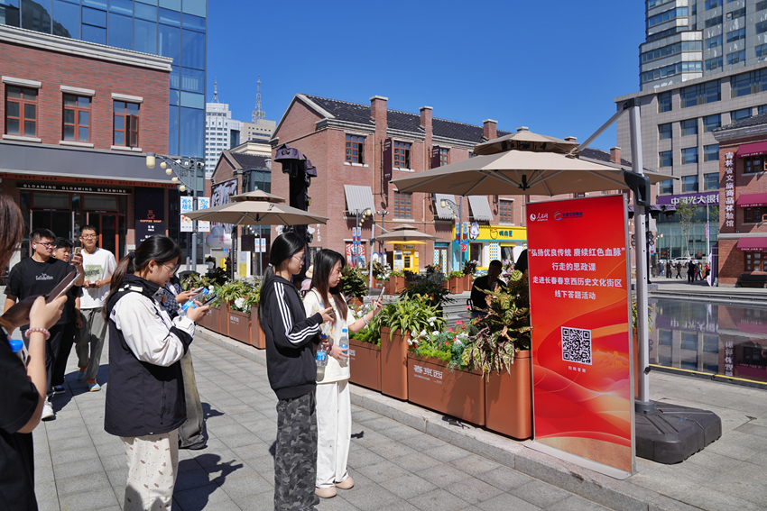 學(xué)生們紛紛參加線下答題活動(dòng)。人民網(wǎng)記者 李洋攝