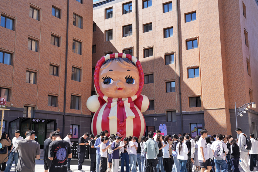 學(xué)生們紛紛參加線下答題活動(dòng)。人民網(wǎng)記者 李洋攝