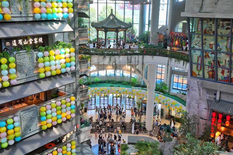 吉林長春“這有山”商場內(nèi),人流如織。人民網(wǎng)記者 李洋攝