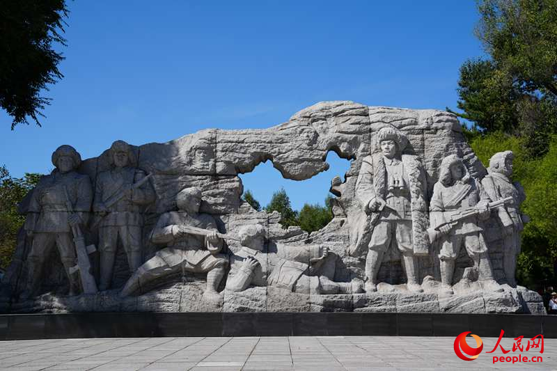 東北抗日聯(lián)軍紀念館廣場前的英烈雕塑。人民網(wǎng)記者 李洋攝