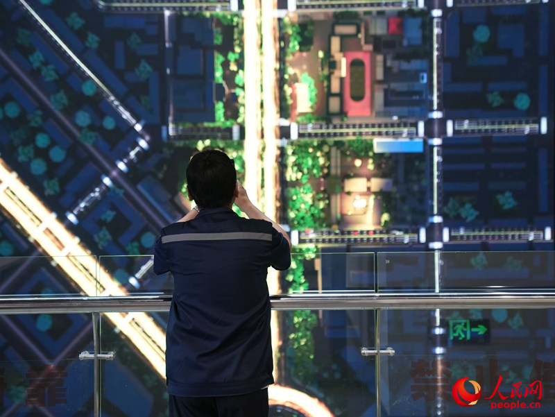 觀眾通過大屏幕欣賞長春城市美景。人民網記者 李洋攝