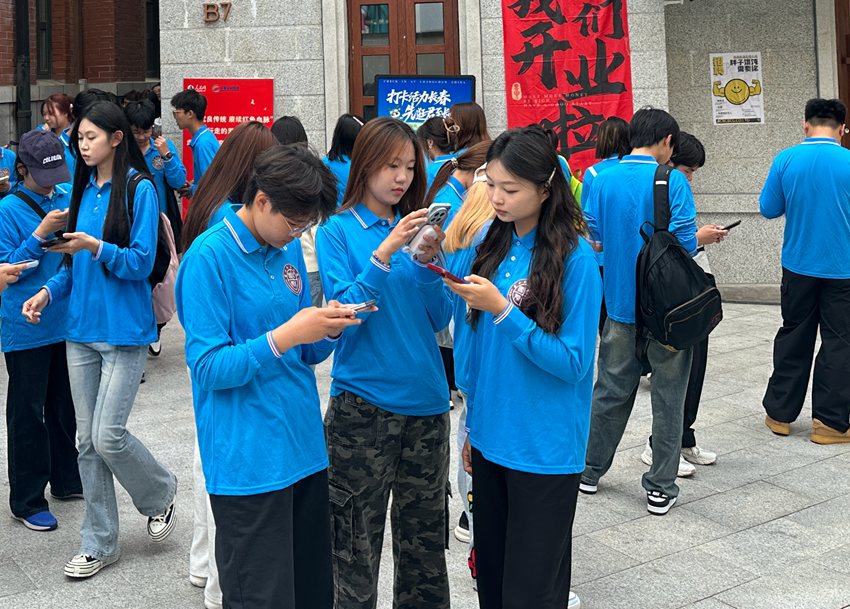 學生們交流討論問題作答