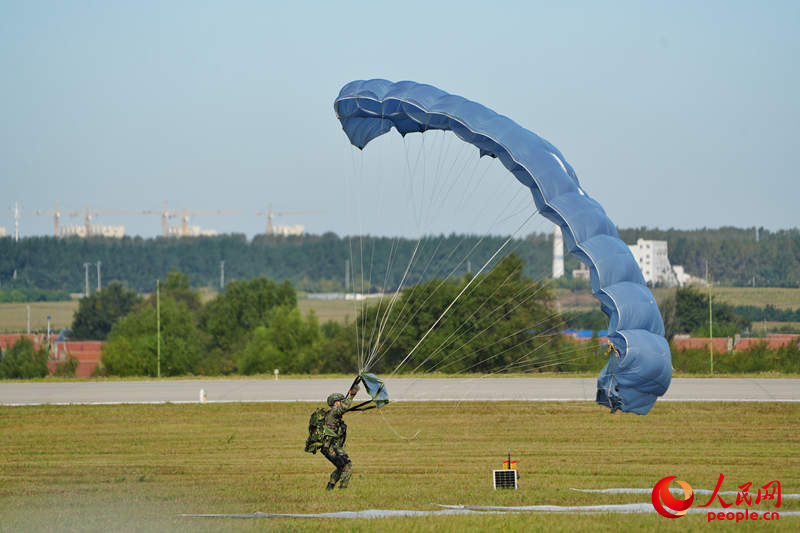 空中降落傘表演。人民網記者 李洋攝