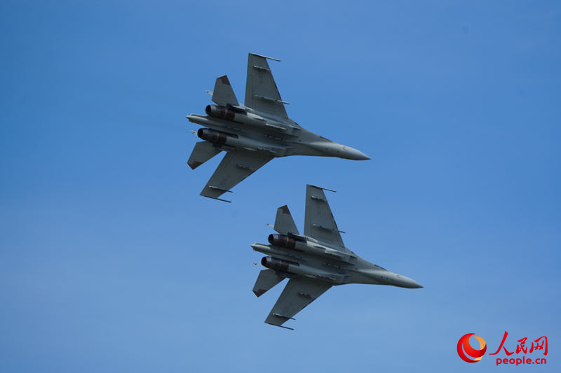 殲-16雙機表演。人民網記者 李洋攝